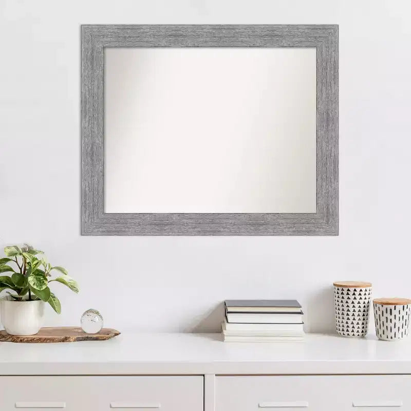 Miroir mural rectangulaire 33" x 27" avec cadre à grain de bois gris