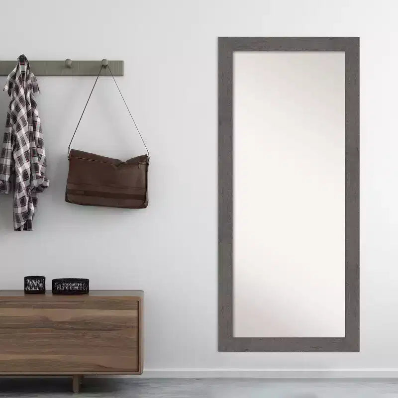 Miroir sur pied avec cadre gris façon bois