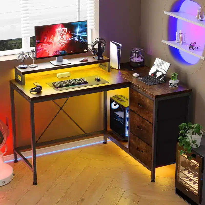 Bureau d'angle en L avec éclairage RVB, prises électriques, tiroirs et étagères