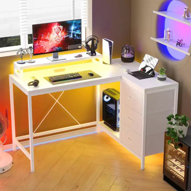 Bureau d'angle en L avec éclairage RVB, prises électriques, tiroirs et étagères