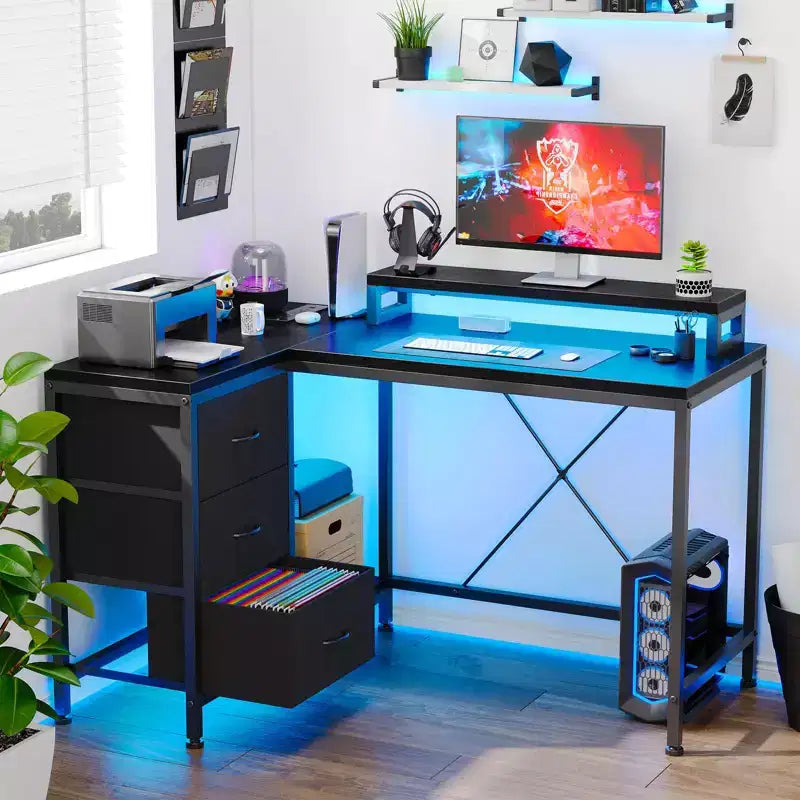 Bureau d'angle en L avec éclairage RVB, prises électriques, tiroirs et étagères