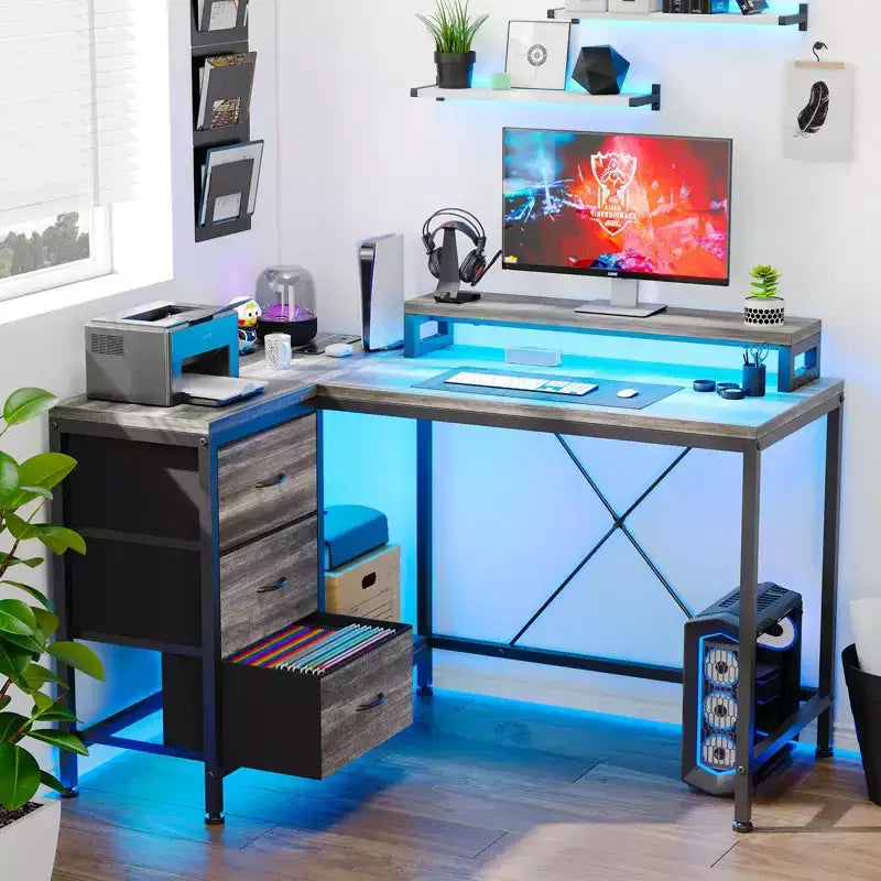 Bureau d'angle en L avec éclairage RVB, prises électriques, tiroirs et étagères