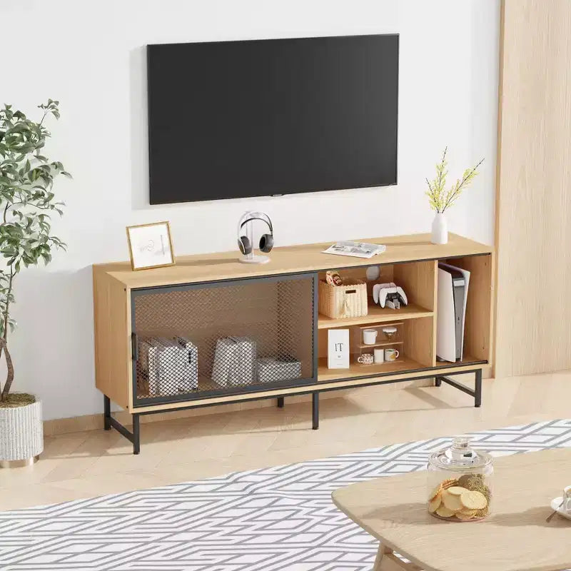 Meuble TV industriel avec portes coulissantes grillagées et étagères en bois