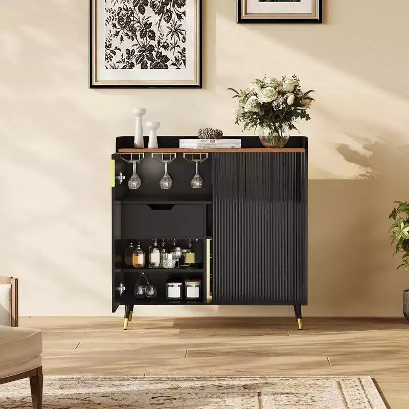 Petit buffet noir avec portes cannelées et casier à vin intégré