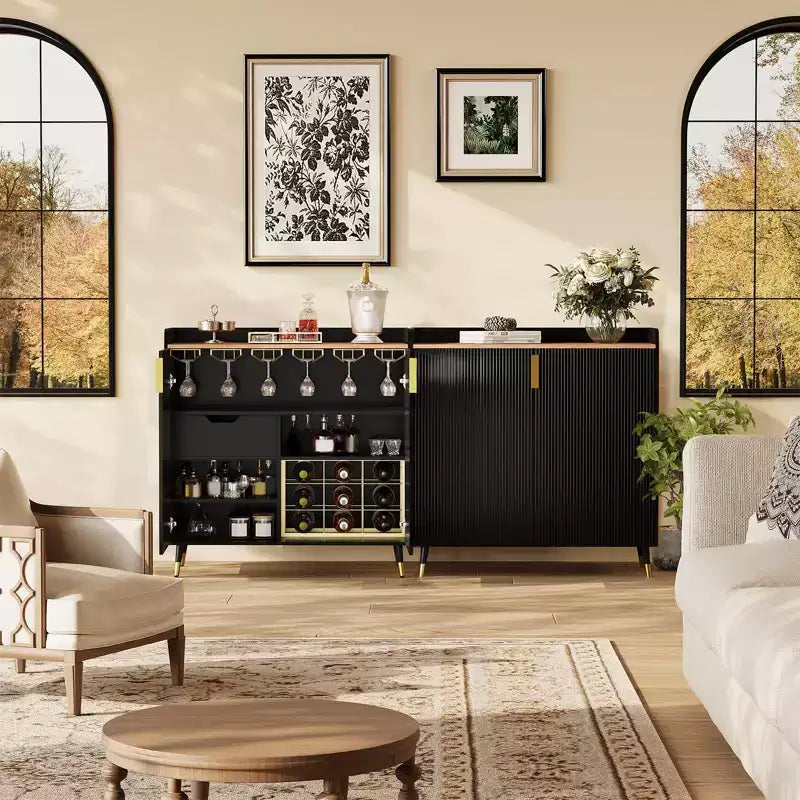 Petit buffet noir avec portes cannelées et casier à vin intégré