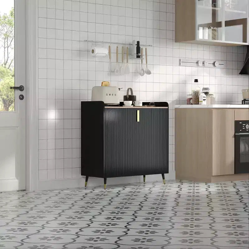 Petit buffet noir avec portes cannelées et casier à vin intégré