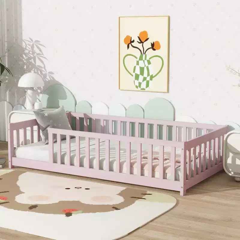 Lit au sol Montessori une place avec clôture de sécurité et barrières de protection
