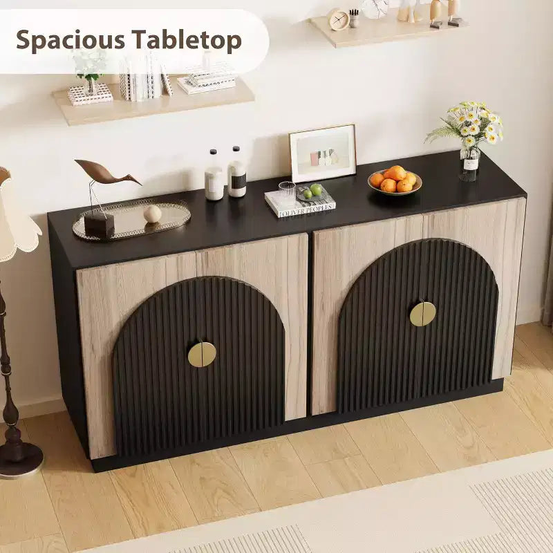 Bahut de buffet cannelé avec portes cintrées et étagères réglables